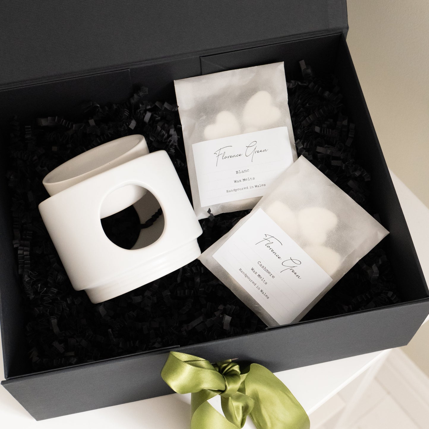 White ceramic wax burner & 2 packets of wax melts